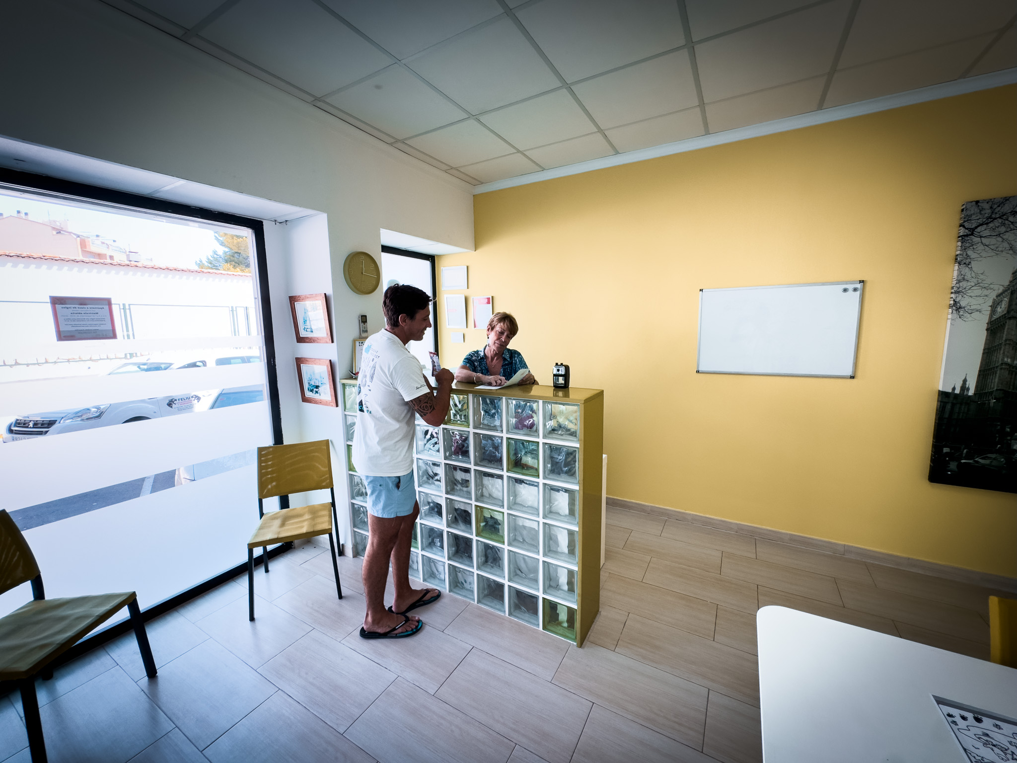 Study area for Cambridge exam preparation at Academia El Vallet